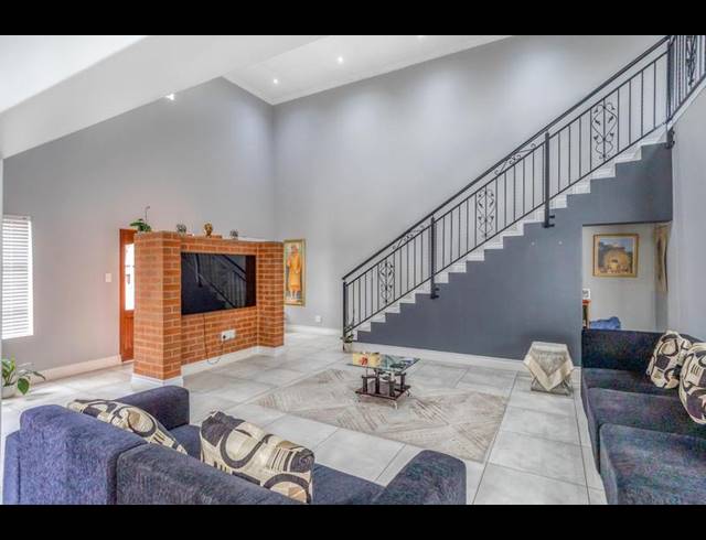 5 BEDROOM HOUSE FOR SALE IN COUNTRY VIEW ESTATE